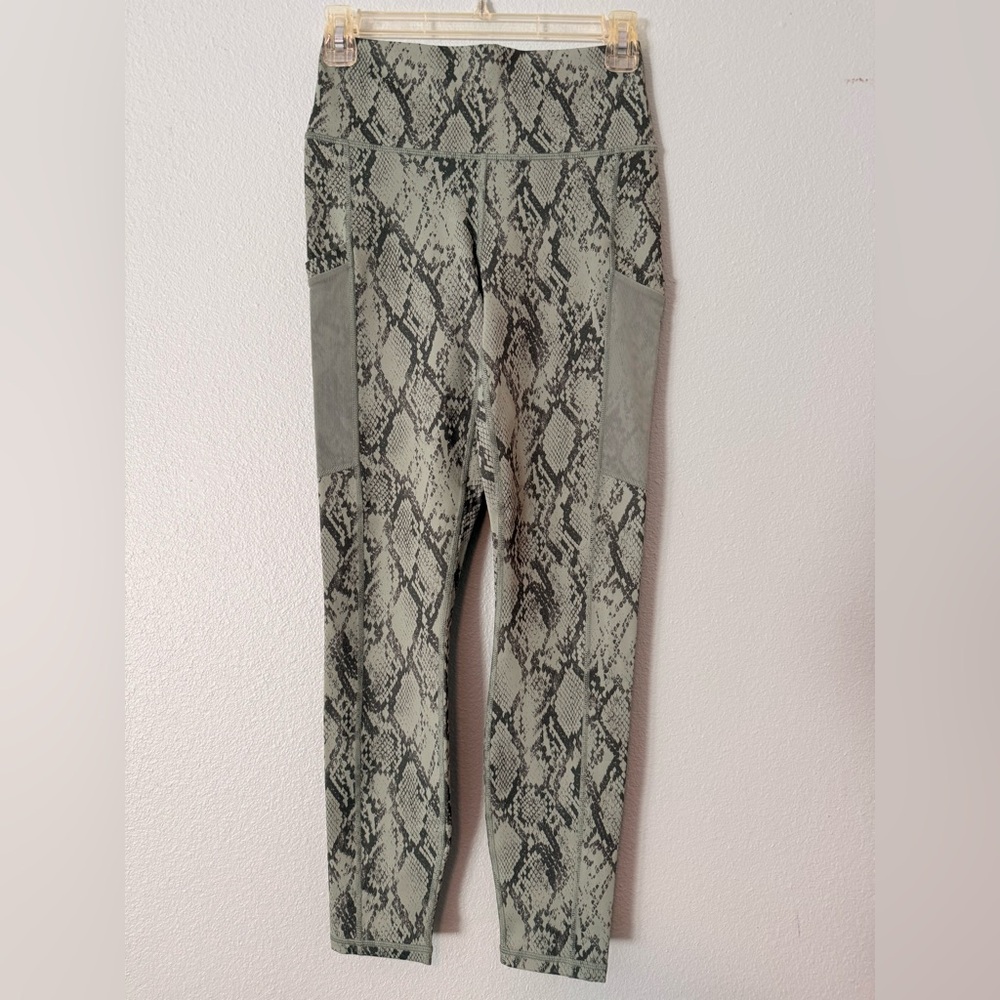 Fabletics BUNDLE Size Medium - image 5